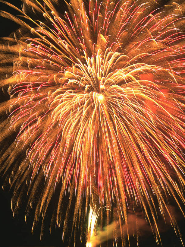 无人,竖图,室外,夜晚,长时间曝光,仰视,烟火,日本,亚洲,辉煌,焰火,灿烂,璀璨,礼花,光辉,曝光,东亚,本州,本州岛,日本国,中国地方,山口,山口县,花炮,礼花炮,绚烂,光耀,烟花,彩图,低角度拍摄