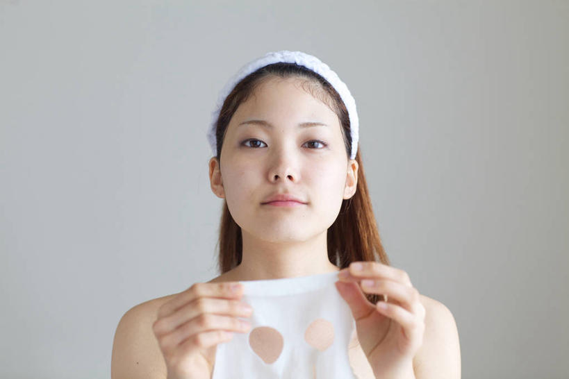 东方人,一个人,站,横图,室内,白天,正面,化妆,美容,亚洲,仅一个年轻女性,仅一个女性,仅一个人,护肤,握,阴影,灰色背景,美白,反射,束发带,影子,注视,黄种人,化妆品,观察,看,清洁,站着,保养,享受,休闲,面膜,放松,去角质,握着,保健,摄影,影棚,观看,保湿,察看,滋润,护肤品,化妆用品,关注,去死皮,护肤用品,舒缓,养颜,片状,片状面膜,去污,控油,紧肤,嫩肤,祛痘,去痘,祛角质,抗衰,再生,增白,补水,祛斑,抗皱,防皱,除皱,去皱,年轻女性,女人,女性,亚洲人,站立,半身,彩图,影棚拍摄,拍摄