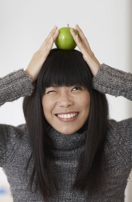东方人,一个人,站,举,笑,微笑,露齿笑,竖图,室内,白天,白色背景,正面,毛衣,苹果,水果,亚洲,仅一个年轻女性,仅一个女性,仅一个人,阴影,服装,新鲜,反射,影子,生食,食品,果实,注视,休闲装,黄种人,食物,一个,衣服,青苹果,观察,看,托,站着,休闲,休闲服,眨眼睛,摄影,服饰,有机食品,绿色食品,影棚,单个,观看,察看,眨眼,关注,线衫,毛线衣,绒线衣,年轻女性,女人,女性,亚洲人,举起,举手,举着,向上举,向上伸,向上托,站立,半身,彩图,影棚拍摄,绒衣,套衫,套头毛衣,线衣,拍摄