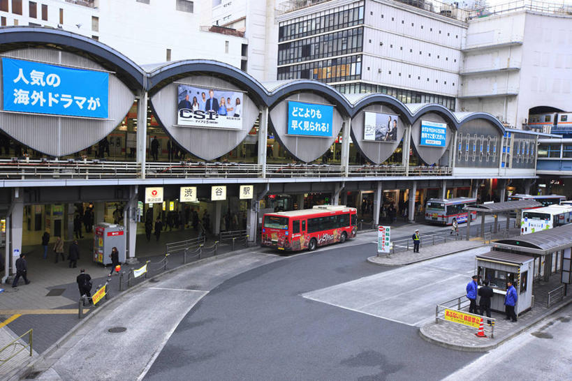 东方人,停车场,站,横图,室外,白天,正面,度假,美景,城市风光,城市,公共汽车,车站,东京,日本,亚洲,停靠,阴影,服装,光线,影子,景观,巴士,站台,公交车,许多人,注视,休闲装,黄种人,娱乐,月台,车,衣服,阳光,交通工具,观察,看,站着,一群人,享受,休闲,休闲服,景色,放松,服饰,观看,察看,关注,停泊,载具,东亚,本州,关东地方,本州岛,日本国,东京都,涩谷,涉谷,涩谷区,男人,男性,年轻男性,年轻女性,女人,女性,亚洲人,站立,彩图,全身,泊车场,公共汽车站,汽车车站,汽车站,涩谷站