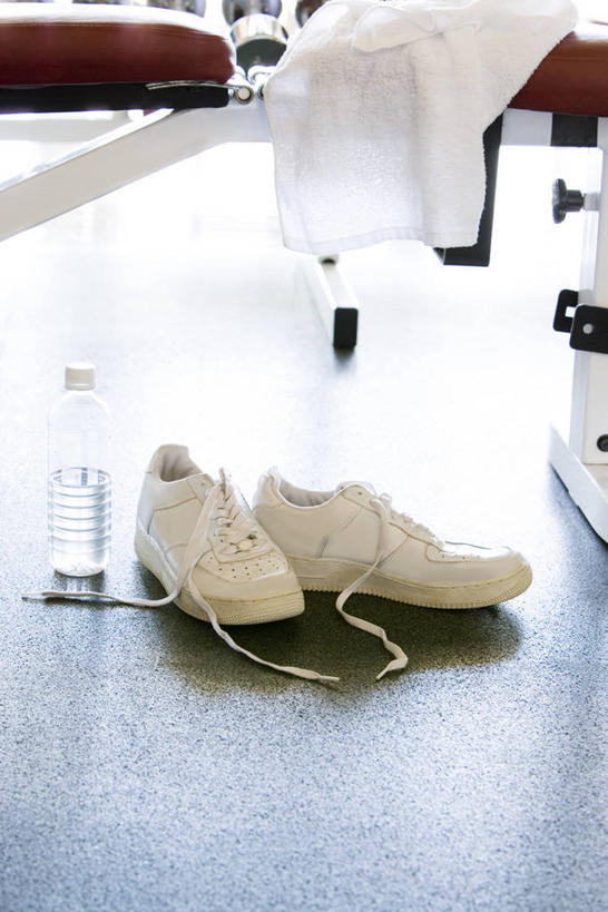 无人,健身房,竖图,俯视,室内,特写,白天,运动鞋,锻炼,运动,水,鞋子,朦胧,模糊,纺织物,液体,饮用水,瓶子,塑料制品,毛巾,矿泉水,清洁,塑料瓶,保暖,休闲鞋,蒸馏水,透气,防水,举重机,举重床,储水,耐磨,吸水,体育,彩图,高角度拍摄,健身,健身馆