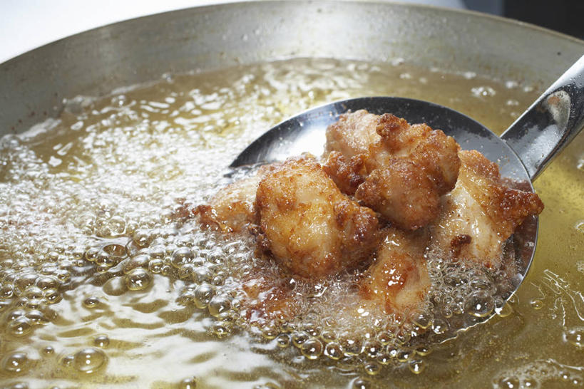 无人,横图,俯视,室内,特写,白天,烹饪,厨具,金属制品,朦胧,模糊,金属,锅子,肉,食用油,油炸,丸子,锅铲,锅,肉类,肉丸,锅具,肉食,烹饪用具,烹调用具,烹调,彩图,高角度拍摄