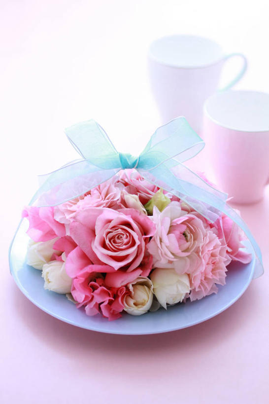 无人,竖图,俯视,室内,特写,白天,杯子,餐具,阴影,朦胧,模糊,盛开,反射,碟子,盘,影子,香豌豆,花蕾,花,花瓣,花朵,鲜花,粉色,白色,盘子,水杯,碟,花苞,花蕊,豌豆花,腐香豌豆,花豌豆,茶杯,彩图,高角度拍摄