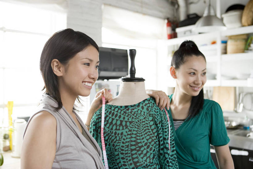 东方人,两个人,伙伴,朋友,设计师,站,笑,微笑,露齿笑,横图,室内,白天,正面,友谊,合作,团队,集体,亚洲,服装,测量,皮尺,人造模特,刻度,利益,注视,休闲装,黄种人,衣服,尺,观察,看,站着,服装设计师,休闲,团体,休闲服,战略,搭,服饰,奋斗,道具,观看,测量工具,尺子,愿望,察看,组织,腰围尺,工作室,搭着,关注,努力,服装师,模特道具,时装道具,量具,量仪,塑料卷尺,服装尺,裁缝尺,联合,合谋,理想,配合,协作,年轻女性,女人,女性,亚洲人,美术设计员,设计,设计家,设计者,站立,半身,彩图,包布模特,服装立裁人台,人台,试衣模特,试衣人台