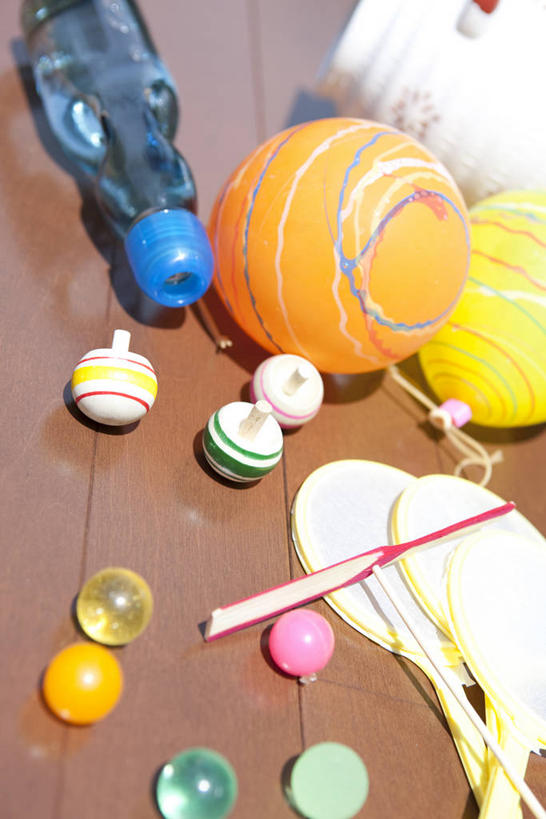 无人,竖图,俯视,室外,特写,白天,游戏,水,玩具,阴影,反射,液体,影子,玩,娱乐,饮用水,弹珠,瓶子,塑料制品,矿泉水,休闲,塑料瓶,益智,活动,发泄,消遣,欣赏,智力,溜溜球,悠悠球,弹球,蒸馏水,宣泄,美观,玩耍,嬉戏,彩图,高角度拍摄