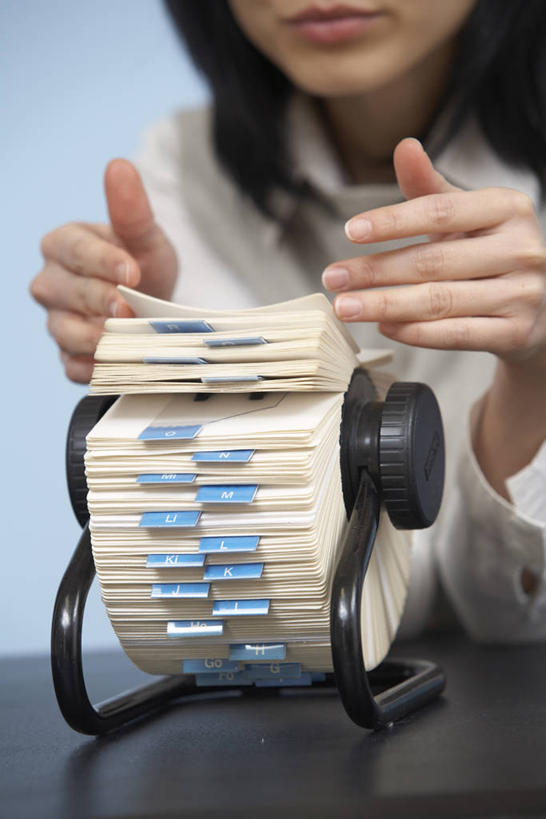 东方人,手,一个人,商务人士,商务女性,办公室,坐,竖图,室内,特写,白天,正面,家具,桌子,名片,亚洲,双手,仅一个女性,仅一个人,握,阴影,套装,朦胧,模糊,反射,信息,影子,办公桌,联系,拿,拿着,黄种人,架子,卡片,仅一个中年女性,手部,握着,商务装,身份,工薪阶层,办公家具,名刺,名帖,交往,名片架,旋转名片架,女人,女性,中年女性,亚洲人,白领,上班族,坐着,半身,彩图,商业,桌面名片架