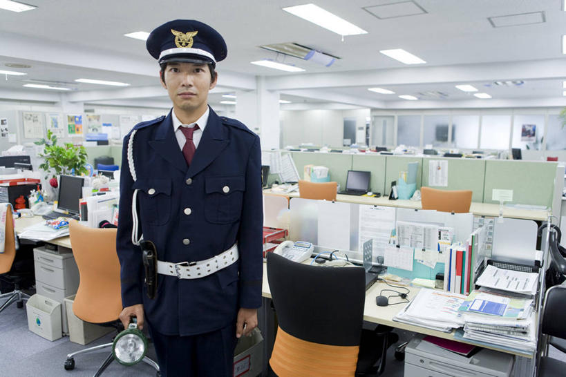 东方人,一个人,警察,警卫,办公室,站,横图,室内,白天,正面,工作服,制服,电脑,笔记本电脑,植物,家具,桌子,帽子,椅子,照明,亚洲,仅一个男性,仅一个人,握,阴影,服装,光线,网络,材料,档案,盆栽,文件,影子,纸,办公桌,灯光,领带,盆景,拿,拿着,注视,黄种人,通讯设备,顶灯,灯,仅一个年轻男性,衣服,绿色,自然,会议椅,手稿,资料,灯具,观察,看,站着,握着,服饰,生长,成长,观看,办公椅,证明,照亮,察看,无线,象征,衣着,庄重,照明设备,穿着,关注,文档,通信设备,身份,无线网络,手电筒,电筒,无线上网,便携式电脑,手电,办公家具,正式,地位,商务椅,培训椅,工作制服,衣饰,手提电脑,男人,男性,年轻男性,亚洲人,保安,警卫员,看守,卫兵,站立,半身,彩图,工作套服