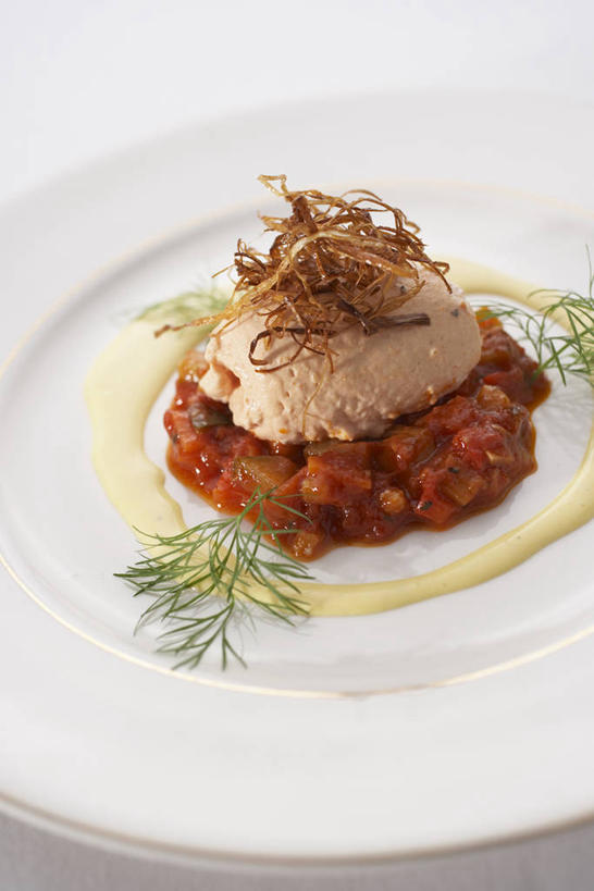 无人,竖图,俯视,室内,特写,白天,白色背景,烹饪,西餐,蔬菜,餐具,阴影,新鲜,反射,碟子,盘,影子,肉,料理,食品,菜肴,美食,肉类,食物,盘子,碟,西式,摄影,佳肴,有机食品,绿色食品,影棚,肉食,彩图,高角度拍摄,影棚拍摄,拍摄,法国菜