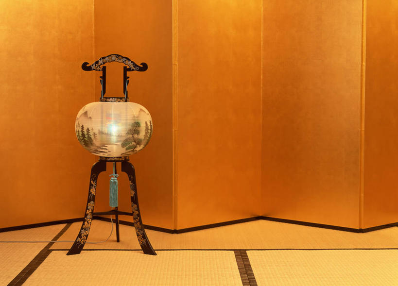 无人,横图,室内,白天,正面,家具,屏风,照明,阴影,节日,庆祝,反射,灯笼,影子,纸灯笼,塌塌米,榻榻米,文化,灯具,庆典,纪念,协调,照亮,鬼节,盂兰盆节,中元节,遮挡,照明设备,分隔,美化,叠席,彩图,七月半