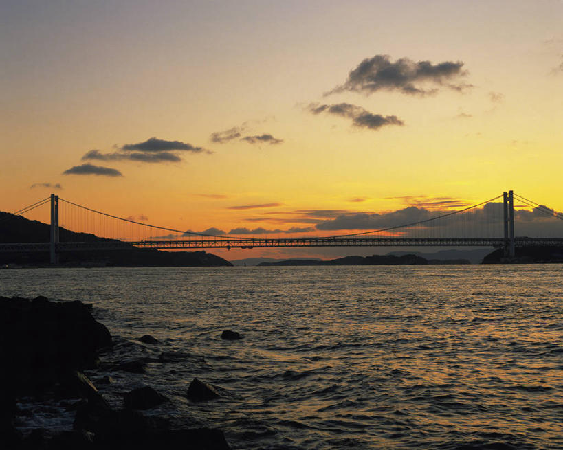 无人,横图,室外,白天,正面,旅游,度假,海浪,海洋,日落,山,山脉,标志建筑,大桥,地标,建筑,桥梁,日本,亚洲,浪花,山峰,晚霞,霞光,落日,斜拉桥,桥,山峦,背光,娱乐,建设,海水,黄昏,群山,享受,休闲,旅游胜地,彩霞,放松,逆光,海景,东亚,日本国,濑户大桥,四国地方,四国,四国岛,香川,香川县,夕照,薄暮,斜张桥,大海,风浪,海,海水的波动,近岸浪,涌浪,夕阳,彩图,傍晚,斜阳