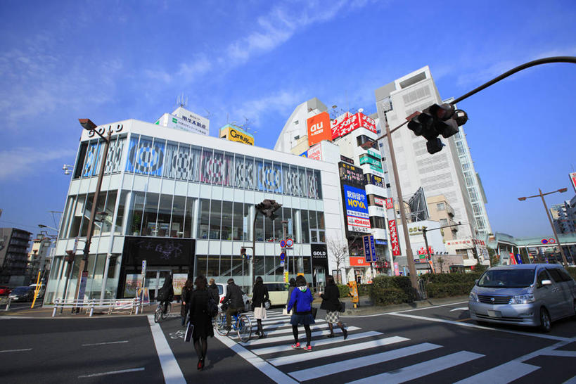 东方人,高楼大厦,走,横图,室外,白天,仰视,度假,安全,办公楼,美景,植物,窗户,城市风光,城市,大厦,道路,建筑,路,路灯,摩天大楼,人行横道,写字楼,公路,汽车,照明,东京,日本,亚洲,行人,阴影,服装,光线,影子,景观,云,云朵,红绿灯,人行道,灯光,信号灯,交通,许多人,云彩,注视,休闲装,黄种人,娱乐,路人,玻璃窗,车,灯,树,树木,衣服,蓝色,绿色,白云,蓝天,天空,阳光,自然,楼宇,交通工具,轿车,天,观察,看,一群人,享受,休闲,休闲服,商务楼,景色,放松,警示,服饰,生长,晴朗,成长,观看,照亮,察看,照明设备,关注,提示,载具,人行横道线,流通,东亚,交通信号灯,本州,行人信号灯,关东地方,本州岛,日本国,东京都,过客,男人,男性,年轻男性,年轻女性,女人,女性,亚洲人,晴空,斑马线,马路,步行,散步,走路,彩图,低角度拍摄,全身,大楼,高层建筑,高楼,摩天楼,世田谷区,二子玉川站