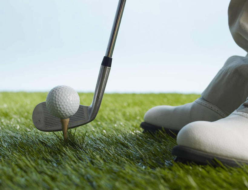 东方人,腿部,腿,一个人,站,横图,室外,特写,白天,正面,运动鞋,草地,草坪,植物,鞋子,亚洲,仅一个男性,仅一个人,阴影,光线,木制,影子,球场,球座,黄种人,高尔夫球场,草,仅一个年轻男性,蓝色,绿色,蓝天,天空,阳光,木制品,天,站着,晴朗,休闲鞋,支撑,绿茵场,防滑,万里无云,稳定,支持,男人,男性,年轻男性,亚洲人,晴空,晴空万里,站立,半身,彩图,高尔夫球鞋