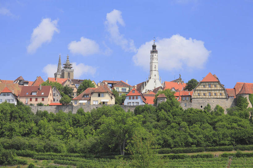 无人,家,横图,室外,白天,正面,度假,草地,草坪,美景,树林,植物,城市风光,城市,德国,欧洲,阴影,光线,影子,房屋,屋子,景观,云,云朵,公寓,云彩,娱乐,洋房,楼房,住宅,草,树,树木,蓝色,绿色,白云,蓝天,天空,阳光,自然,天,享受,休闲,景色,放松,生长,晴朗,成长,西欧,德意志联邦共和国,巴伐利亚,巴伐利亚州,拜恩州,拜恩自由州,罗滕堡,晴空,彩图,房子,中弗兰肯行政区