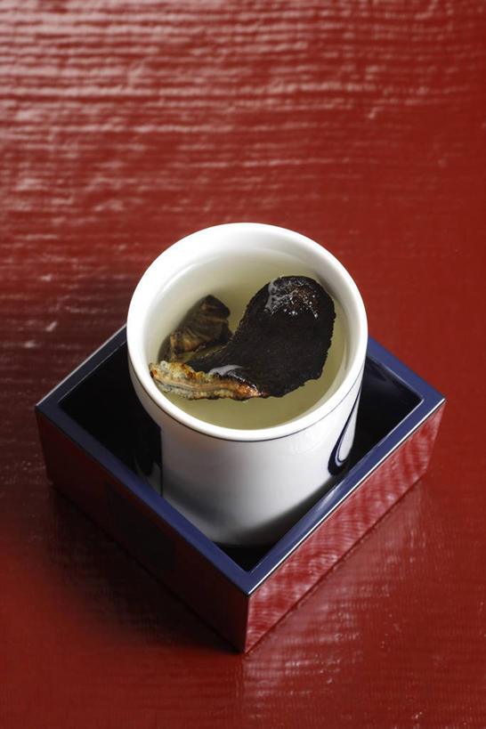 海鲜,无人,竖图,俯视,室内,特写,白天,烹饪,餐桌,桌子,杯子,阴影,红色背景,反射,影子,陶瓷,肉,鱼肉,日本料理,料理,食品,陶瓷制品,水产,菜肴,美食,肉类,海洋生物,食物,日式料理,日式,摄影,佳肴,影棚,餐台,河豚,河豚鱼,鸡泡鱼,气泡鱼,水生动物,海产品,水生物,肉食,海底动物,鲀鱼,河鲀,彩图,高角度拍摄,影棚拍摄,拍摄