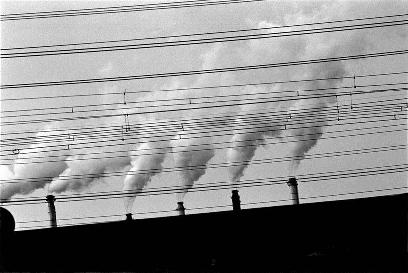 无人,横图,黑白,室外,白天,正面,烟囱,环保,电力,电线,线,电能,线路,天空,天,能源,电,电源,电源线,污染,回收,危害,资源,能量,利用,有害,低碳,循环,持续,环境污染