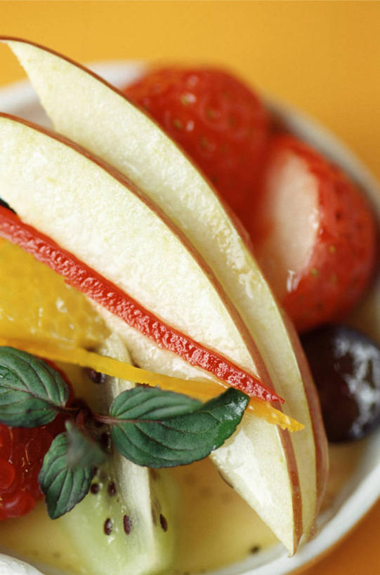 点心,无人,竖图,俯视,室内,特写,白天,下午茶,餐桌,桌子,苹果,草莓,浆果,猕猴桃,葡萄,餐具,水果,一堆,许多,阴影,堆叠,堆积,新鲜,反射,碟子,盘,影子,生食,食品,果实,水果蛋糕,很多,食物,糕点,红色,盘子,碟,有机食品,绿色食品,餐台,堆,洋莓,水果皇后,山葫芦,奇异果,蒲桃,猕猴梨,红莓,地莓,草龙珠,彩图,高角度拍摄,蛋糕