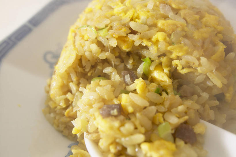 米饭,无人,横图,俯视,室内,特写,白天,白色背景,烹饪,中餐,餐具,阴影,反射,碟子,盘,影子,炒饭,蛋,鸡蛋,料理,食品,饭,蛋炒饭,菜肴,美食,食物,一个,盘子,碟,中式,摄影,佳肴,影棚,单个,五谷,卵,彩图,高角度拍摄,影棚拍摄,拍摄,鸡卵,鸡子