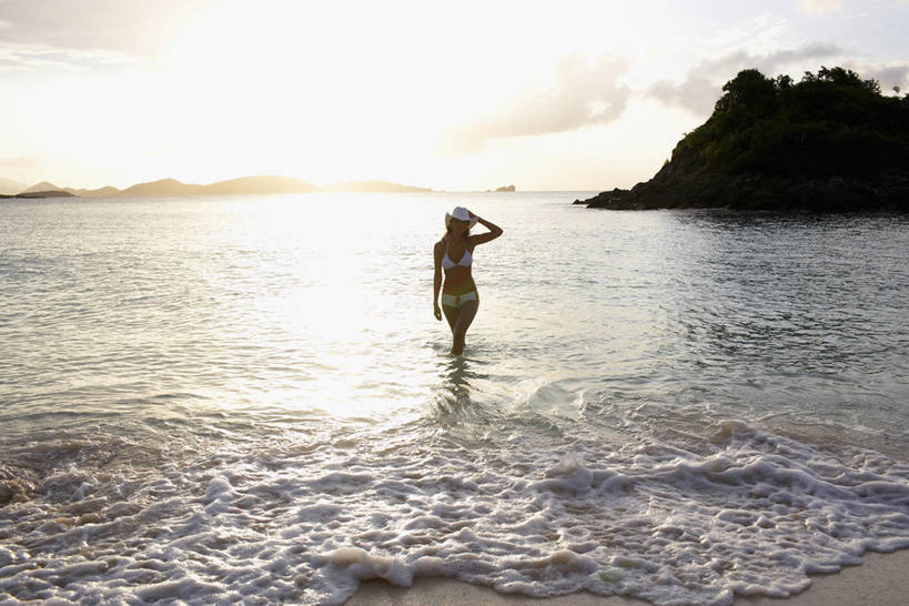 东方人,一个人,站,举,横图,室外,白天,正面,泳装,比基尼,岛屿,海浪,海洋,日落,沙滩,树林,植物,帽子,加勒比海,亚洲,仅一个年轻女性,仅一个女性,仅一个人,握,沙子,岛,海岸,浪花,晚霞,霞光,落日,沙地,黄种人,光脚,树,树木,绿色,自然,海水,黄昏,遮阳帽,托,站着,赤脚,彩霞,南美,握着,生长,成长,南美洲,拉丁美洲,美洲,海景,维京群岛,亚美利加洲,一顶,南亚美利加洲,处女群岛,美属处女群岛,美属维尔京群岛,维尔京群岛,夕照,薄暮,美属维京群岛,圣约翰岛,年轻女性,女人,女性,亚洲人,大海,风浪,海,海水的波动,海滩,近岸浪,列岛,群岛,涌浪,诸岛,夕阳,举起,举手,举着,向上举,向上伸,向上托,站立,彩图,全身,三点式,泳衣,傍晚,斜阳