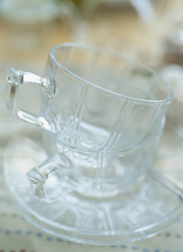 无人,竖图,室内,特写,白天,正面,静物,杯子,玻璃,阴影,朦胧,模糊,反射,影子,玻璃制品,两个,水杯,茶杯,彩图