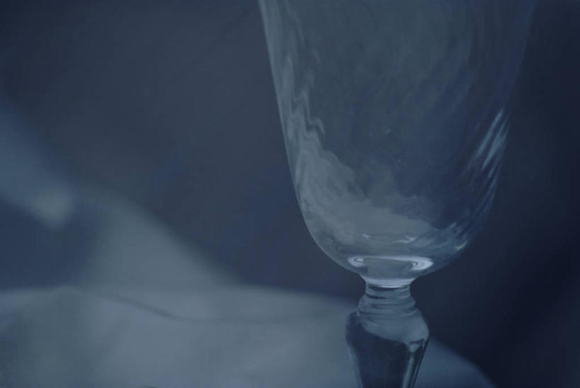 无人,横图,室内,特写,白天,正面,静物,杯子,阴影,反射,高脚杯,影子,红酒杯,玻璃制品,一个,酒杯,单个,葡萄酒杯,玻璃杯,彩图