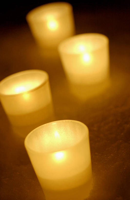 无人,竖图,俯视,室外,特写,夜晚,蜡烛,阴影,朦胧,模糊,光线,火焰,影子,烛光,燃烧,点燃,四个,橙色,彩图,高角度拍摄