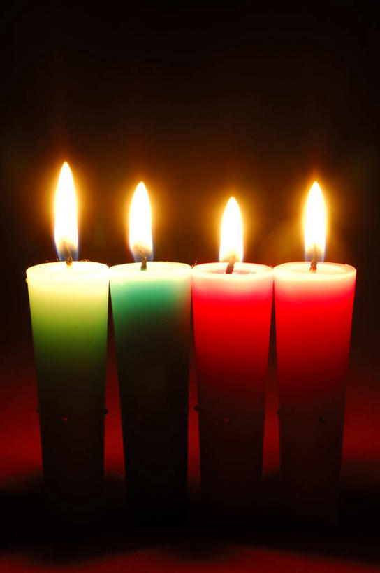 无人,竖图,室内,特写,白天,正面,静物,蜡烛,一排,阴影,红色背景,整齐,光线,火焰,影子,烛光,四根,燃烧,排列,红色,绿色,点燃,摄影,影棚,队列,彩图,影棚拍摄,拍摄