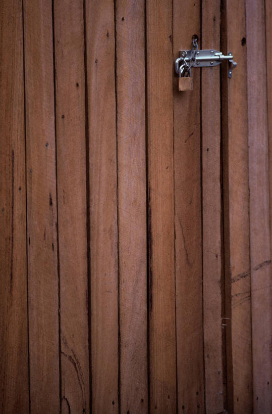 无人,竖图,室内,特写,白天,正面,安全,门,静物,阴影,反射,木制,影子,防护,锁,木制品,门框,保护,挂锁,保险,私密,保全,周全,安稳,安定,防盗,平安,彩图