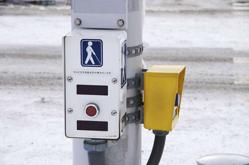 无人,病人,横图,室外,白天,正面,零件,电路,道路,路,人行横道,公路,关闭,日文,标志,文字,字符,人行道,交通,标识,开关,按钮,打开,开启,人行横道线,病患,残疾,残疾人,伤残,日语,残障,弱势群体,闭合,患者,就医者,斑马线,马路,彩图
