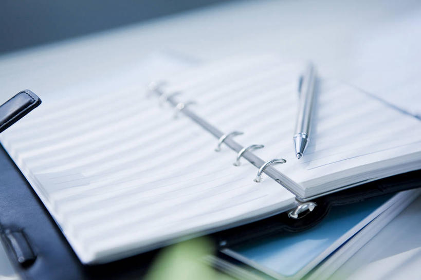 无人,横图,俯视,室内,特写,白天,静物,一本,阴影,朦胧,模糊,反射,笔,影子,办公用品,记事本,圆珠笔,文具,本子,笔记本,学习用品,打开,翻开,文具用品,一支,掀开,彩图,高角度拍摄