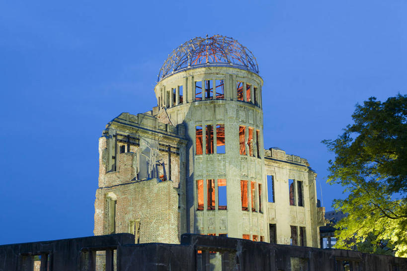 无人,公园,横图,室外,夜晚,仰视,旅游,度假,名胜古迹,植物,标志建筑,地标,建筑,广岛县,日本,亚洲,阴影,遗迹,光线,影子,灯光,古迹,文物,娱乐,建设,古建筑,废墟,树,树木,蓝色,绿色,蓝天,天空,自然,天,享受,休闲,旅游胜地,放松,生长,晴朗,成长,古文明,东亚,本州,万里无云,本州岛,日本国,广岛和平纪念公园,広岛,中国地方,晴空,晴空万里,彩图,低角度拍摄,广岛和平纪念资料馆