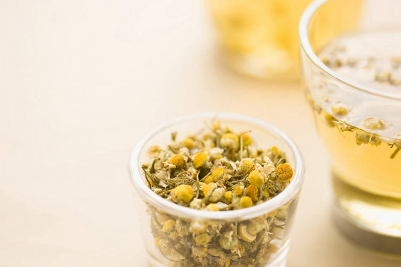 无人,横图,俯视,室内,特写,白天,幸福,茶,杯子,阴影,朦胧,模糊,反射,影子,茶叶,饮品,一杯,娱乐,玻璃制品,水杯,花茶,享受,休闲,温馨,放松,乐趣,保健,养生,摄影,甘菊,影棚,花草茶,舒适,杭菊花,高尚,香花茶,香片,熏花茶,杭白菊,玻璃杯,彩图,高角度拍摄,影棚拍摄,拍摄,洋甘菊茶