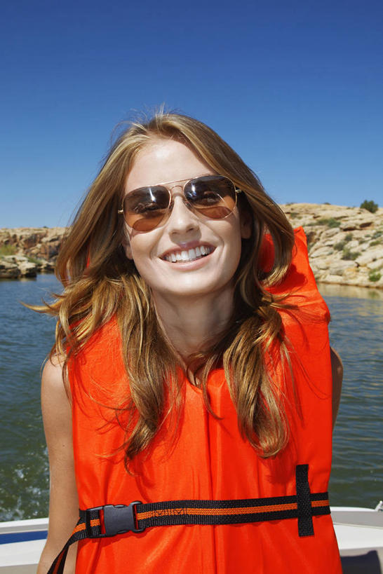 西方人,一个人,坐,笑,微笑,露齿笑,竖图,室外,白天,正面,湖,湖泊,石头,水,欧洲,欧洲人,仅一个年轻女性,仅一个女性,仅一个人,一副,阴影,波纹,光线,救生衣,墨镜,石子,眼镜,影子,湖面,水流,水面,涟漪,注视,蓝色,倒影,蓝天,水纹,天空,阳光,太阳镜,太阳眼镜,波浪,湖水,天,观察,看,橙色,遮阳镜,充气,晴朗,观看,救生背心,察看,倒映,救生,关注,万里无云,水晕,浮水衣,反照,年轻女性,女人,女性,白种人,石块,岩石,晴空,晴空万里,坐着,半身,彩图