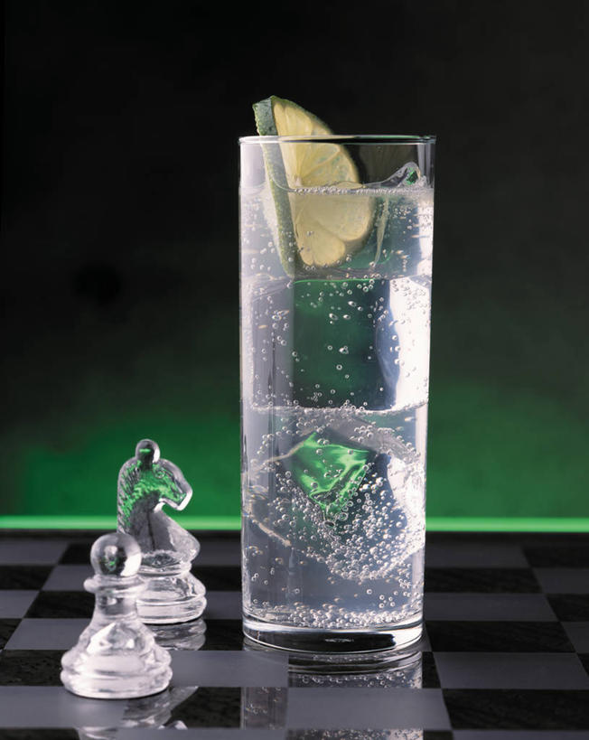 无人,竖图,室内,特写,白天,正面,游戏,快乐,比赛,竞争,餐桌,桌子,杯子,水果,切开,阴影,新鲜,反射,影子,生食,食品,果实,酒类,一杯,玩,文化,娱乐,玻璃制品,酒,食物,饮料,一个,水杯,象棋,鸡尾酒,切,休闲,棋盘,国际象棋,益智,调酒,有机食品,绿色食品,单个,餐台,活动,创造,发泄,消遣,智力,剖面,想象,切面,宣泄,酸橙,代代,玻璃杯,橙子,橙,玩耍,嬉戏,彩图