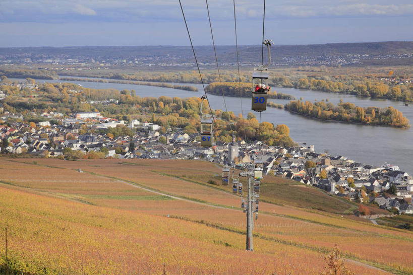 无人,家,果园,横图,俯视,室外,白天,旅游,度假,河流,美景,山,山脉,水,田园,德国,欧洲,阴影,光线,影子,房屋,屋子,河水,景观,山峰,水流,公寓,山峦,娱乐,洋房,楼房,葡萄园,住宅,缆车,蓝色,蓝天,天空,阳光,自然,庄园,交通工具,群山,天,享受,休闲,景色,放松,晴朗,西欧,自然风光,索道,万里无云,德意志联邦共和国,莱茵河,莱茵兰.普法尔茨州,缆索铁路,吕德斯海姆,晴空,晴空万里,彩图,高角度拍摄,房子