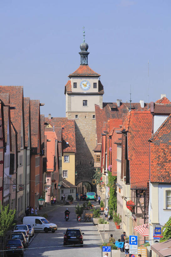 无人,家,竖图,室外,白天,正面,度假,美景,城市风光,城市,道路,建筑,路,公路,汽车,德国,欧洲,阴影,光线,瓦片,影子,房屋,屋顶,屋子,景观,公寓,交通,顶棚,瓦,娱乐,洋房,楼房,住宅,车,蓝色,蓝天,天空,阳光,交通工具,轿车,天,享受,休闲,景色,放松,建造,晴朗,西欧,载具,屋瓦,万里无云,德意志联邦共和国,巴伐利亚,巴伐利亚州,拜恩州,拜恩自由州,罗滕堡,晴空,晴空万里,马路,彩图,房子,中弗兰肯行政区