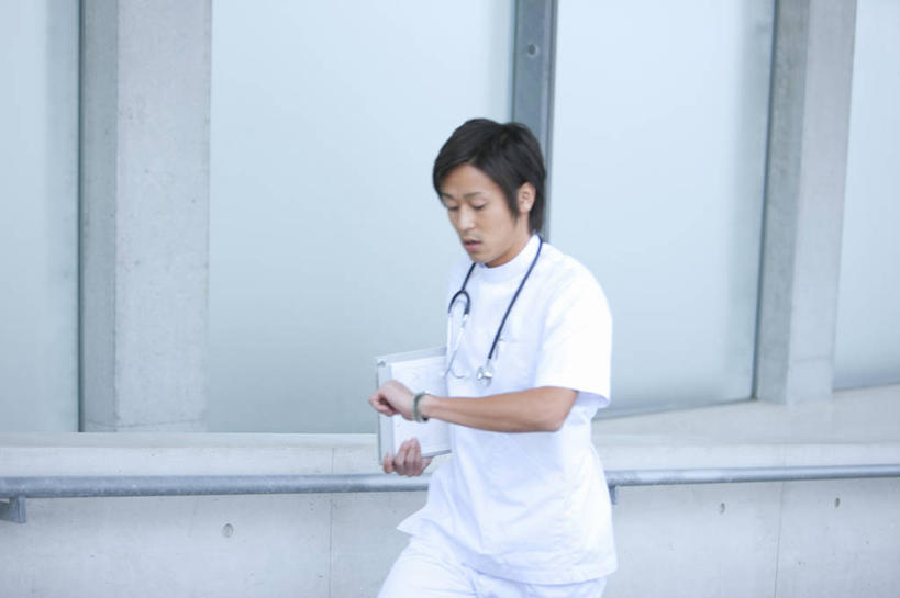 东方人,一个人,医生,医院,走,横图,室内,白天,侧面,工作服,制服,窗户,亚洲,仅一个男性,仅一个人,阴影,时间,反射,时钟,手表,影子,计时,注视,黄种人,玻璃窗,仅一个年轻男性,一个,听诊器,钟表,低头,观察,看,医护人员,医疗人员,表,单个,观看,紧张,腕表,察看,医疗设备,白大褂,关注,医疗器械,医疗工具,医疗机构,垂头,工作制服,紧迫,检测工具,男人,男性,年轻男性,亚洲人,大夫,钟,步行,走路,半身,彩图,工作套服,病院,诊所