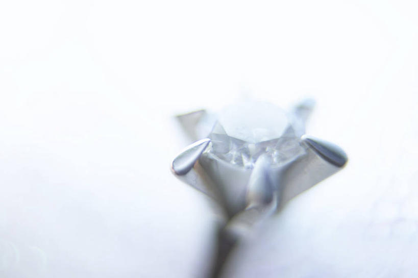 无人,横图,俯视,室内,特写,白天,白色背景,爱情,奢侈,静物,珠宝,阴影,朦胧,模糊,装饰,反射,矿石,丝绸,丝带,影子,缎带,浪漫,钻戒,钻石,绸带,装饰品,戒指,饰品,首饰,恩爱,摄影,影棚,金刚石,昂贵,华丽,修饰,坚硬,信物,点缀,贵重,宝石,权利,坚定,信念,衬托,美观,雅致,雅观,手饰,约定,宝贵,彩图,高角度拍摄,影棚拍摄,拍摄