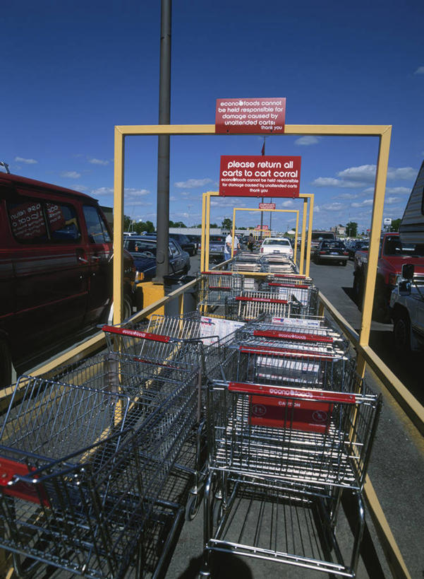 西方人,一个人,停车场,栏杆,走,举,竖图,室外,白天,度假,美景,城市风光,城市,购物车,欧洲,美国,欧洲人,仅一个男性,仅一个人,一排,许多,阴影,服装,整齐,并列,并排,光线,影子,景观,云,云朵,围栏,很多,云彩,休闲装,娱乐,护栏,车,排列,仅一个年轻男性,背面,衣服,蓝色,白云,蓝天,天空,阳光,手推车,天,托,享受,休闲,休闲服,景色,放松,服饰,晴朗,便利,北美,北美洲,存放,队列,载具,美洲,平行,快捷,北亚美利加洲,亚美利加洲,方便,爱荷华州,艾奥瓦,艾奥瓦州,爱我华州,衣阿华州,鹰眼州,美国粮仓,寄存,寄放,暂存,男人,男性,年轻男性,白种人,晴空,步行,举起,举手,举着,散步,向上举,向上伸,向上托,走路,彩图,全身,泊车场,美利坚合众国