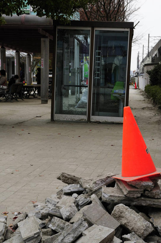 无人,打电话,竖图,室外,白天,正面,度假,石头,美景,城市风光,城市,电话,日本,亚洲,分离,石子,景观,千叶县,警告,娱乐,通讯设备,电话亭,红色,天空,话筒,天,享受,休闲,电话线,景色,便捷,放松,警示,服务,公用电话,隔离,禁止,提醒,公共设施,固定电话,提示,限制,自然现象,交通标志,东亚,路锥,地震,本州,关东地方,本州岛,日本国,交通锥,千叶,地动,振动,地振动,地震波,交流,危险,电话机,石块,岩石,沟通,通话,彩图