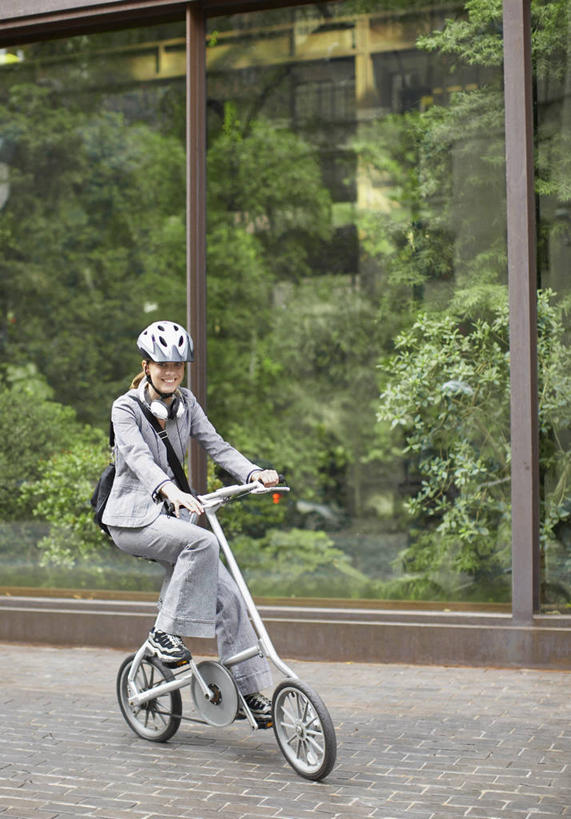 西方人,一个人,商务人士,商务女性,栏杆,坐,竖图,室外,白天,侧面,树林,植物,自行车,帽子,欧洲,欧洲人,仅一个年轻女性,仅一个女性,仅一个人,一辆,握,阴影,套装,光线,头盔,影子,围栏,注视,护栏,车,脚踏车,树,树木,骑,绿色,阳光,自然,安全帽,交通工具,观察,看,骑车,握着,生长,成长,观看,察看,关注,载具,商务装,工薪阶层,一顶,年轻女性,女人,女性,白种人,白领,上班族,坐着,彩图,全身,骑行头盔