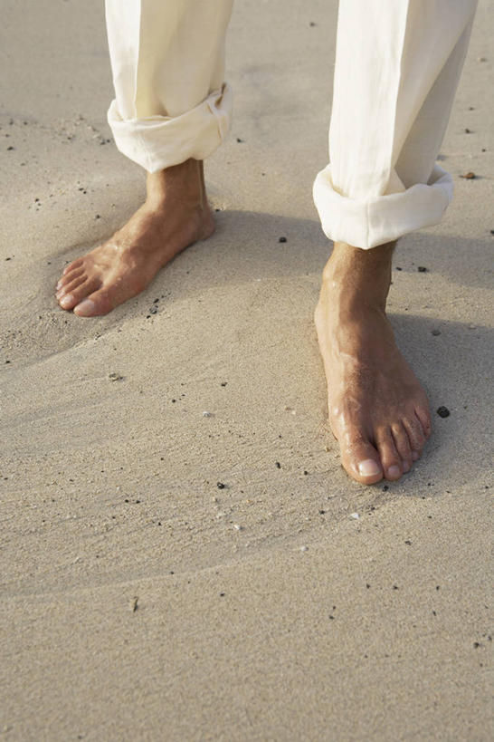 西方人,一个人,站,竖图,俯视,室外,特写,白天,沙滩,欧洲,欧洲人,仅一个男性,仅一个人,仅一个中年男性,阴影,裤子,光线,沙子,影子,海岸,沙地,休闲裤,光脚,阳光,站着,赤脚,男人,男性,中年男性,白种人,海滩,站立,半身,彩图,高角度拍摄