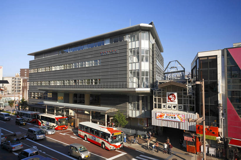 无人,商店,横图,室外,白天,正面,度假,美景,城市风光,城市,道路,路,公路,公共汽车,车站,日本,亚洲,阴影,光线,影子,景观,地铁站,分界线,巴士,停车线,站台,公交车,交通,娱乐,商铺,月台,车,蓝色,蓝天,天空,阳光,交通工具,轿车,天,享受,休闲,景色,放松,晴朗,车行道,车行道分界线,载具,标线,东亚,车行线,金泽,本州,万里无云,本州岛,日本国,金沢,金沢市,石川,石川县,中部地方,县厅,市肆,商号,晴空,晴空万里,马路,彩图,店铺,金泽市