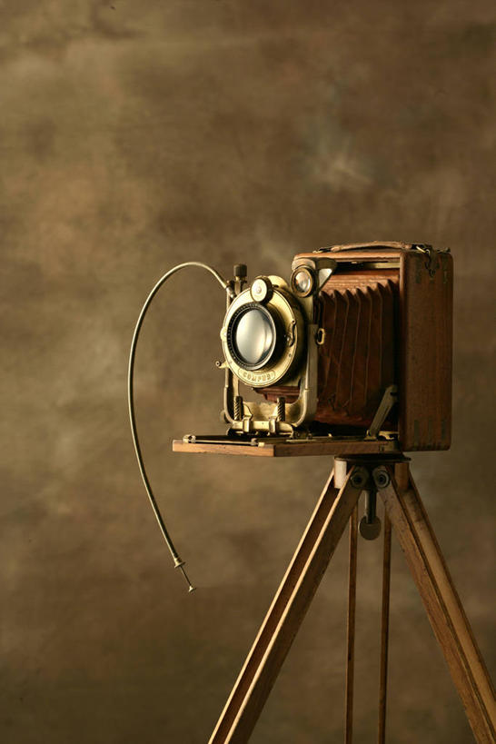 无人,竖图,室内,白天,正面,静物,相机,阴影,朦胧,模糊,反射,影子,墙,墙壁,墙面,拍照,摄影,影棚,支撑,三脚架,一部,稳定,巩固,照相机,彩图,影棚拍摄,拍摄,照相,传统相机,胶片相机,稳固