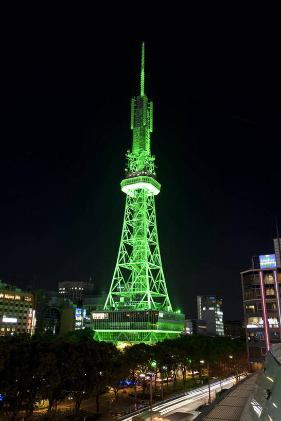 无人,竖图,室外,夜晚,正面,旅游,度假,植物,标志建筑,道路,地标,建筑,路,夜景,公路,爱知县,名古屋,日本,亚洲,阴影,光线,影子,塔,灯光,交通,娱乐,建设,树,树木,绿色,自然,享受,休闲,旅游胜地,放松,生长,成长,东亚,本州,本州岛,日本国,中部地方,爱知,县厅,久屋大通公园,名古屋市,名古屋电视塔,马路,彩图