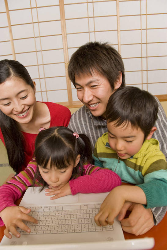 东方人,儿童,中年人,四个人,家庭,夫妻,母亲,父亲,女儿,儿子,坐,抱,笑,微笑,露齿笑,竖图,俯视,室内,白天,爱情,纯洁,电脑,笔记本电脑,门,亚洲,拉门,敲打,阴影,服装,反射,网络,影子,浪漫,注视,休闲装,黄种人,输入,通讯设备,移门,小孩,衣服,打字,低头,观察,看,休闲,温暖,温馨,父女,父子,母女,母子,一家人,休闲服,恩爱,父爱,可爱,母爱,童年,童趣,恋人,服饰,抱着,观看,点击,一台,敲击,和睦,察看,无线,搂着,关注,通信设备,无线网络,无线上网,便携式电脑,童真,烂漫,无邪,障子,纸门,垂头,天真,按键,手提电脑,男孩,男人,男性,女孩,女人,女性,中年男性,中年女性,亚洲人,孩子,夫妇,情侣,搂,搂抱,坐着,半身,彩图,高角度拍摄,伴侣,融洽,男生,女生