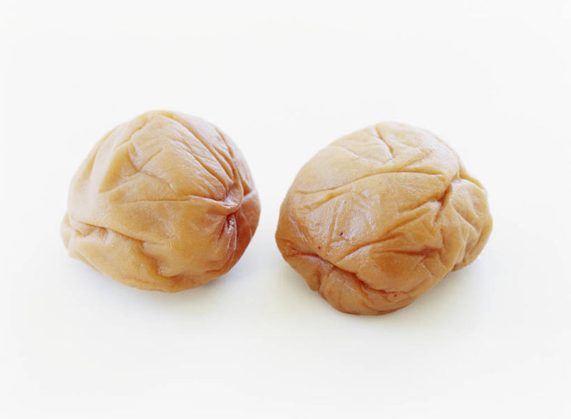 无人,横图,俯视,室内,特写,白天,白色背景,阴影,反射,影子,酸梅,两个,青梅,摄影,影棚,梅子,果梅,彩图,高角度拍摄,影棚拍摄,拍摄