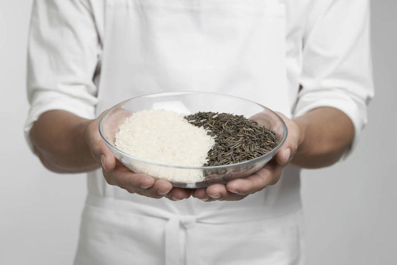 东方人,手,一个人,厨师,站,捧,横图,室内,特写,白天,白色背景,正面,工作服,制服,农作物,玻璃,亚洲,双手,仅一个男性,仅一个人,仅一个中年男性,一堆,许多,阴影,堆叠,堆积,反射,影子,谷类,谷物,米,很多,黄种人,大米,玻璃制品,一个,白色,黑色,容器,碗,站着,手部,稻谷,稻子,摄影,影棚,单个,储藏,堆,野生稻,储存,工作制服,男人,男性,中年男性,亚洲人,厨师长,厨子,大厨,主厨,端,端着,捧着,手捧,站立,半身,彩图,影棚拍摄,工作套服,拍摄,贮存