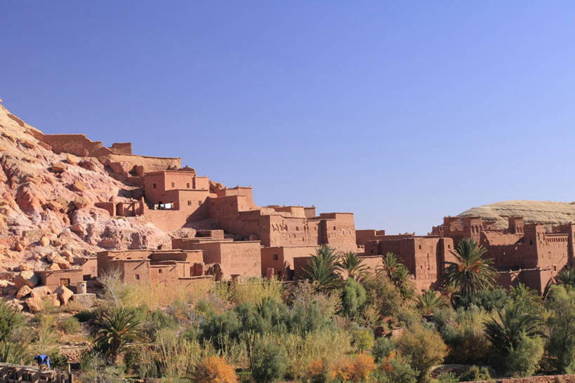 无人,家,横图,室外,白天,正面,旅游,度假,名胜古迹,山,山脉,植物,标志建筑,地标,建筑,非洲,摩洛哥,阴影,遗迹,光线,影子,房屋,屋子,山峰,公寓,建筑群,山峦,古迹,文物,娱乐,建设,古建筑,洋房,楼房,住宅,树,树木,蓝色,绿色,蓝天,天空,阳光,自然,群山,天,享受,休闲,旅游胜地,放松,生长,晴朗,成长,古文明,万里无云,阿非利加洲,摩洛哥王国,瓦尔扎扎特,苏斯.马塞.德拉大区,晴空,晴空万里,彩图,房子