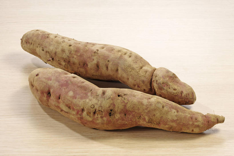 无人,横图,俯视,室内,特写,白天,餐桌,桌子,红薯,蔬菜,阴影,新鲜,反射,影子,食品,食物,两个,有机食品,绿色食品,餐台,山芋,甘薯,番薯,地瓜,彩图,高角度拍摄