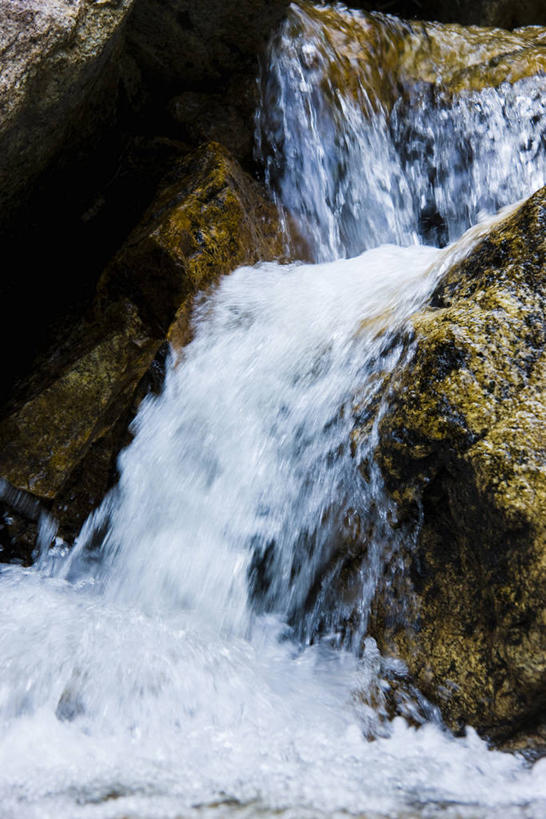 无人,竖图,室外,白天,正面,旅游,度假,石头,美景,瀑布,水,日本,亚洲,阴影,飞溅,溅,光线,石子,液体,影子,景观,水滴,娱乐,水珠,阳光,自然,享受,休闲,景色,放松,喷洒,自然风光,东亚,本州,本州岛,日本国,近畿地方,近畿,滋贺,滋贺县,县厅,大津市,跌水,石块,岩石,彩图,大津